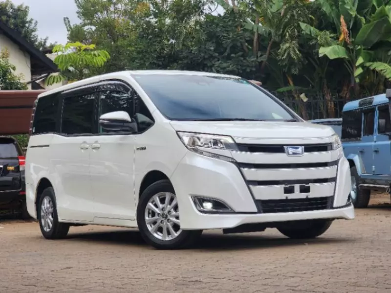 Toyota Noah   - 2018
