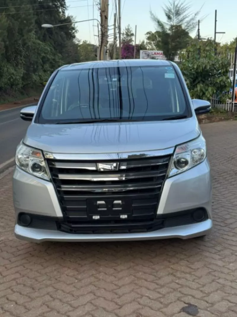 Toyota Noah   - 2017