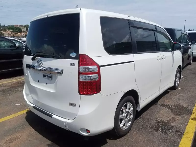 Toyota Noah   - 2012