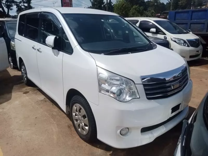 Toyota Noah   - 2012