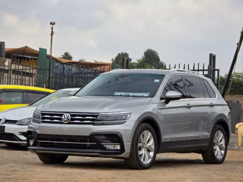 Volkswagen Tiguan   - 2015