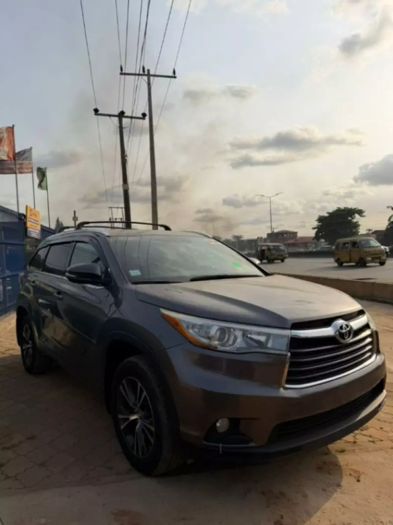 Toyota Highlander   - 2016