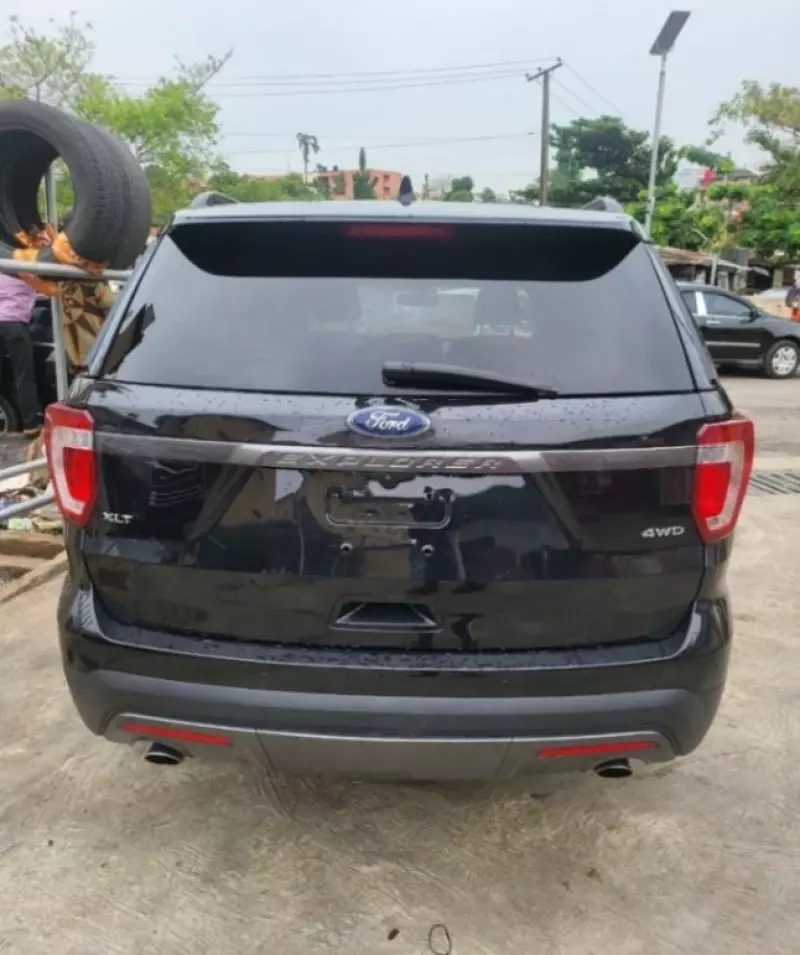 Ford Explorer   - 2017