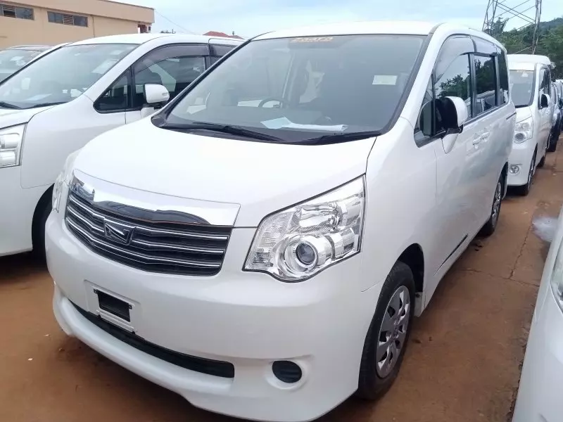 Toyota Noah   - 2012