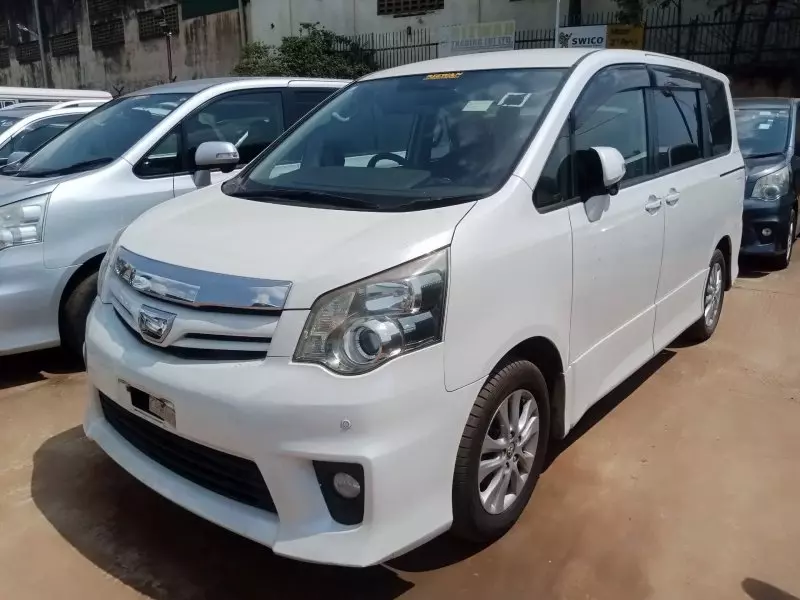 Toyota Noah   - 2012