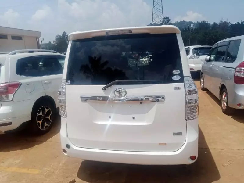 Toyota Noah   - 2011