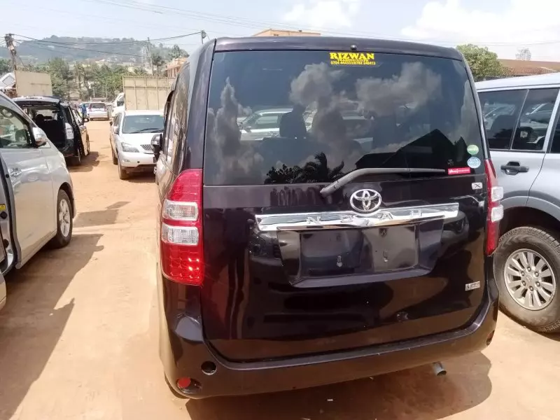 Toyota Noah   - 2012