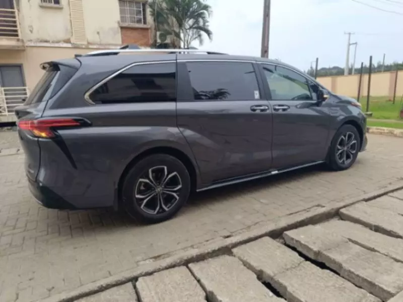 Toyota Sienna   - 2025