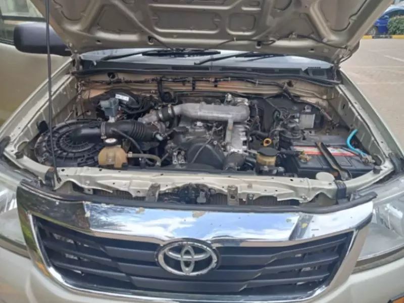 Toyota Hilux   - 2012