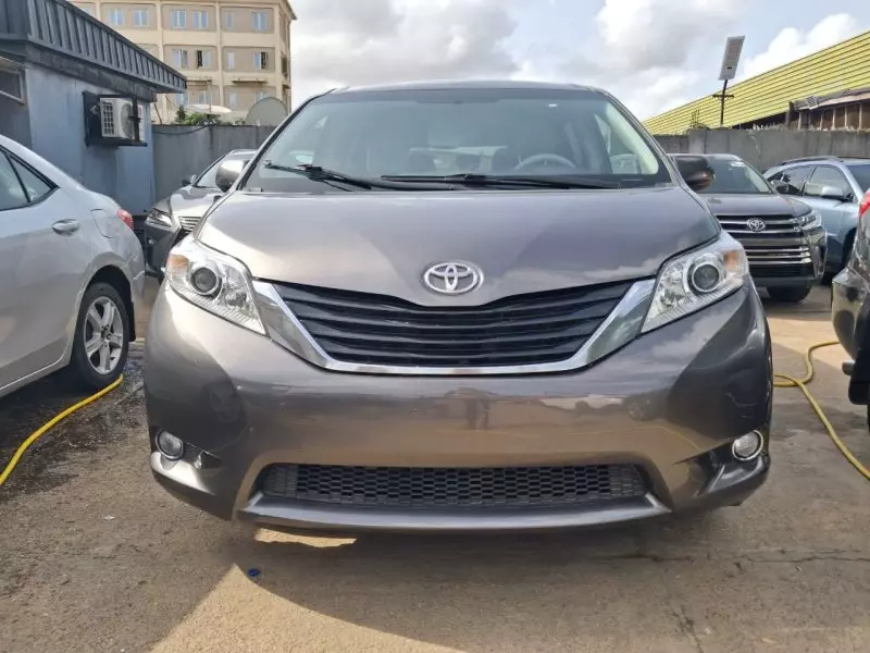 Toyota Sienna   - 2011
