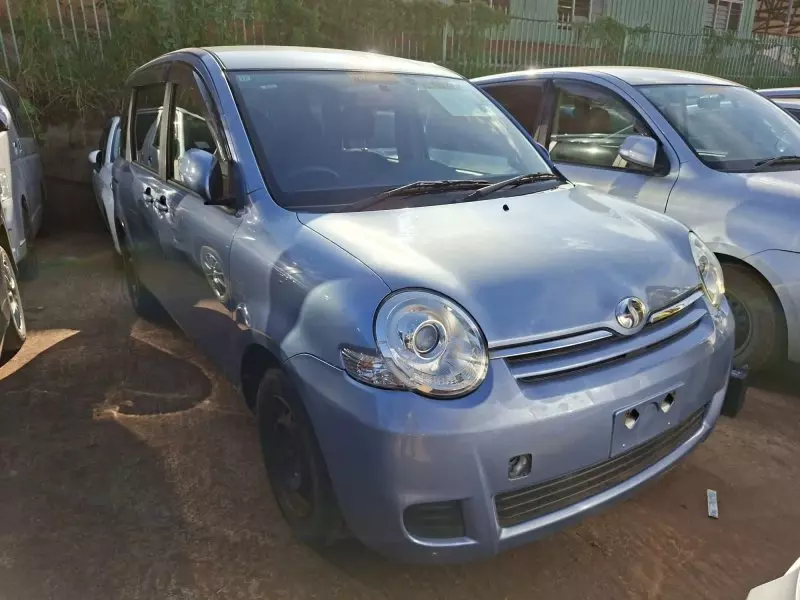 Toyota Sienta   - 2012