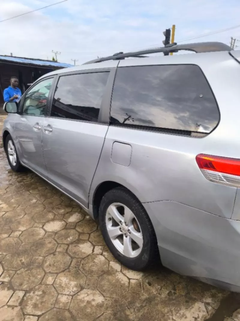 Toyota Sienna   - 2011