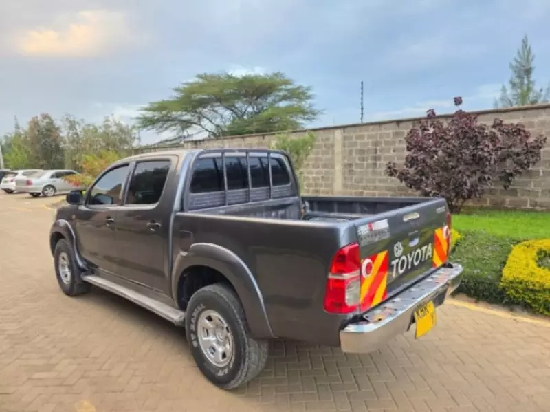 Toyota Hilux   - 2013
