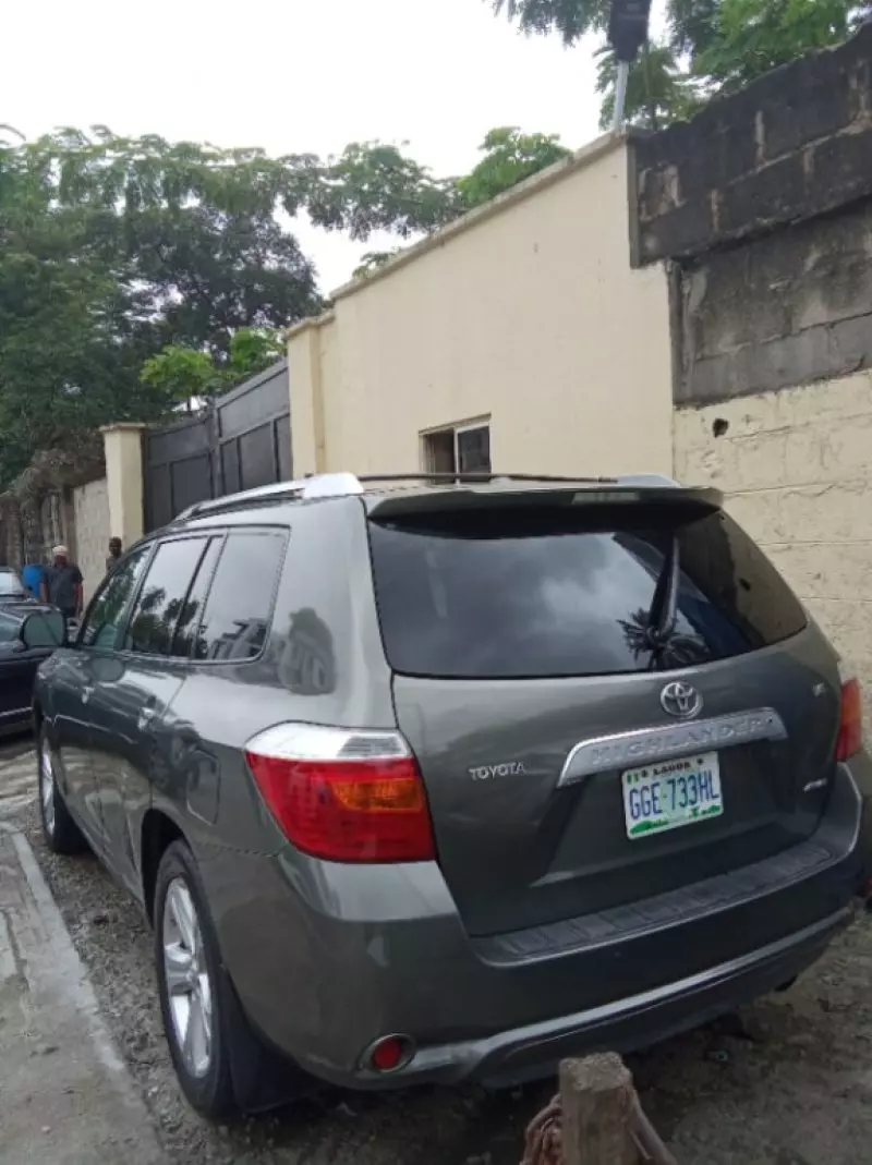 Toyota Highlander   - 2011