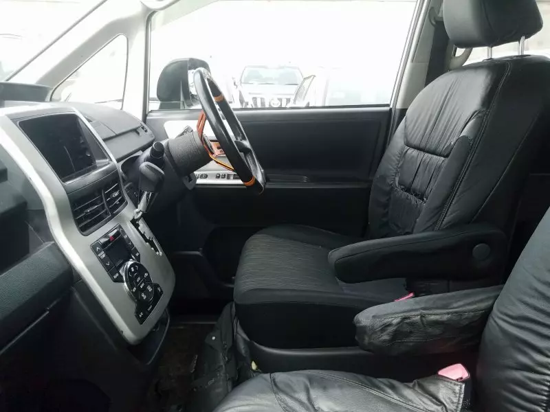Toyota Noah   - 2012