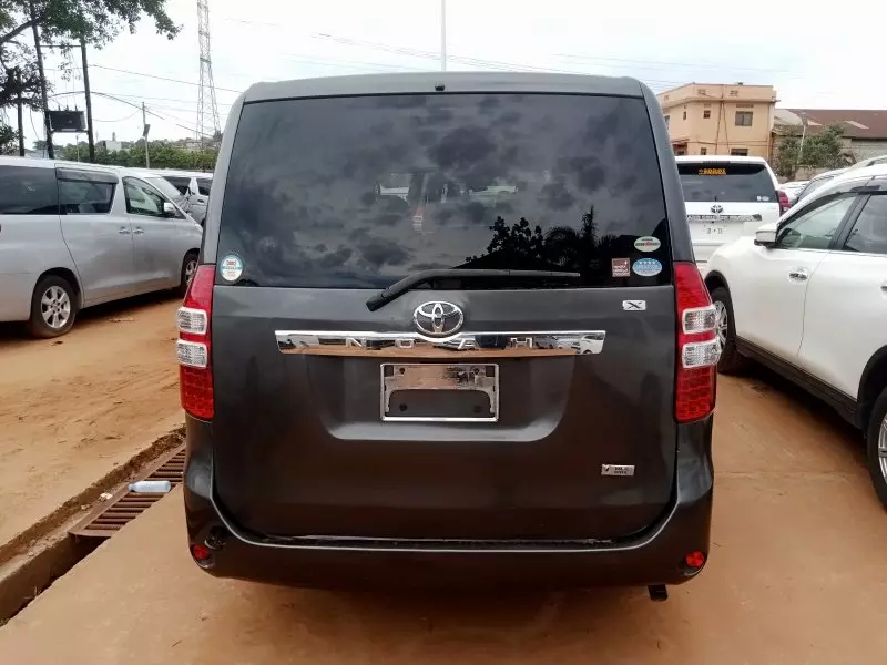 Toyota Noah   - 2012