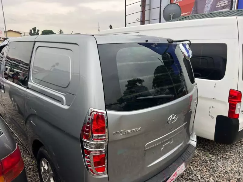 Hyundai H-1 Starex   - 2012