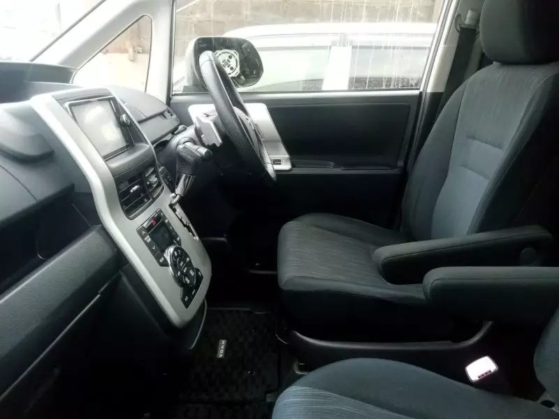 Toyota Noah   - 2012