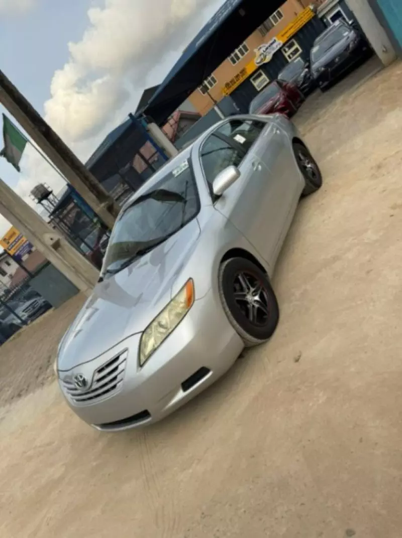 Toyota Camry   - 2009