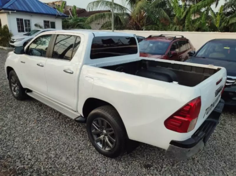 Toyota Hilux   - 2021