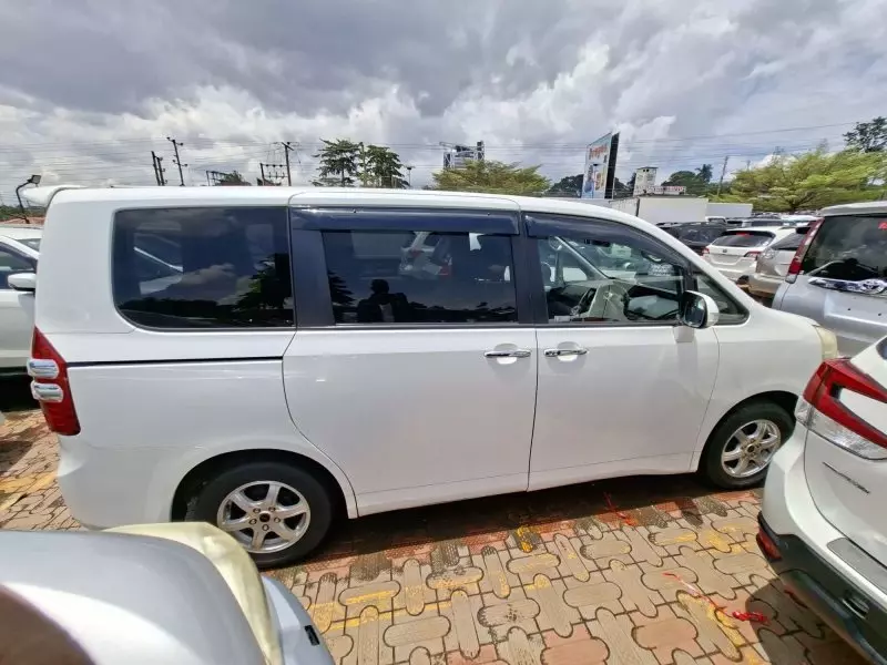Toyota Noah   - 2012