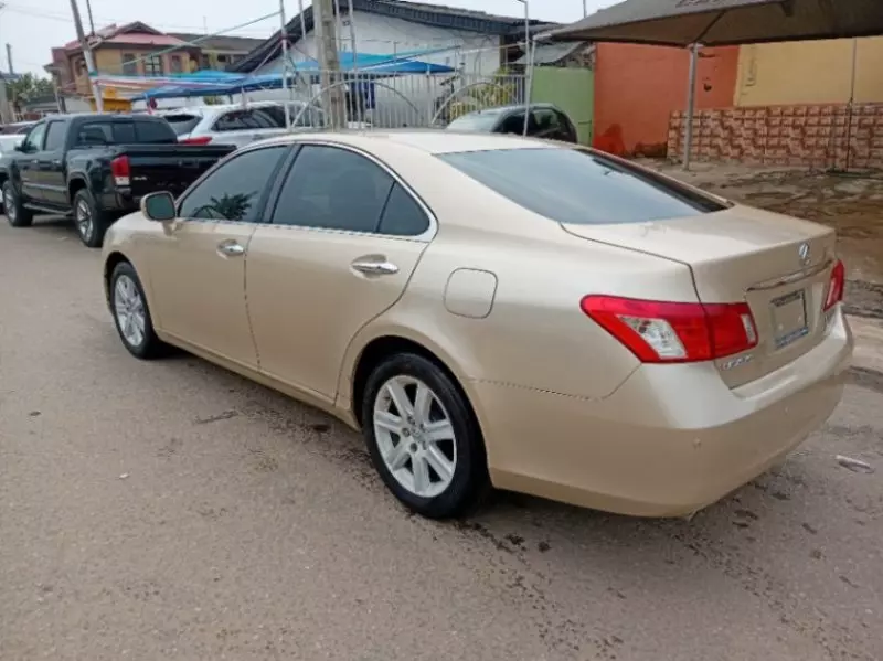 Lexus ES