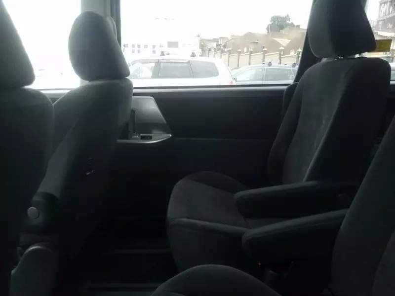 Toyota Noah   - 2012
