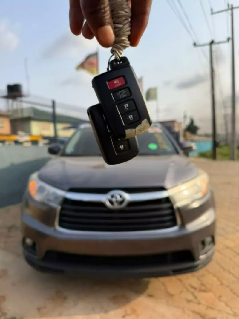 Toyota Highlander   - 2016