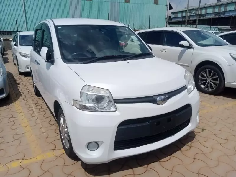 Toyota Sienta   - 2012
