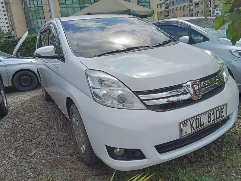 Toyota Isis    - 2016