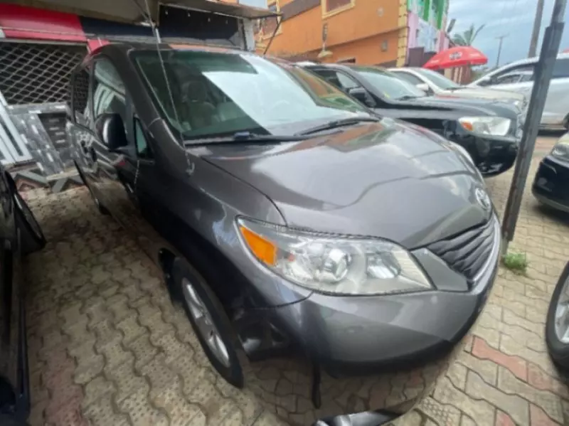 Toyota Sienna   - 2010