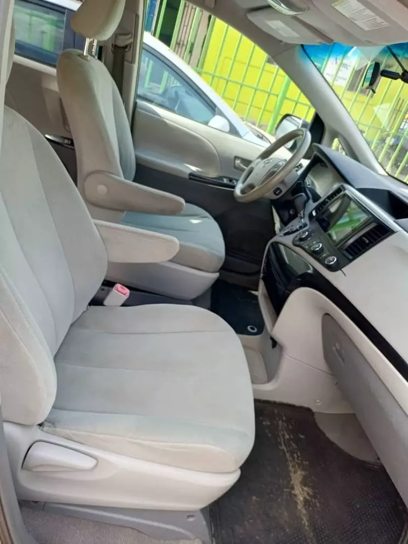 Toyota Sienna   - 2011