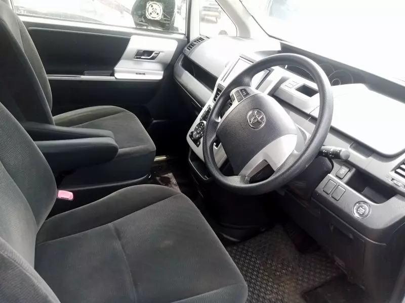 Toyota Noah   - 2011