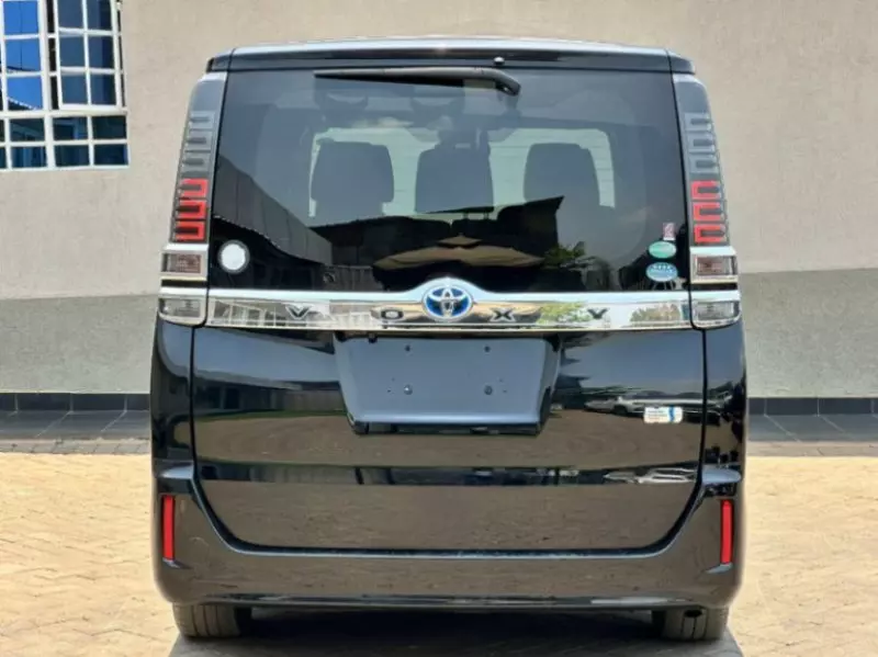 Toyota Voxy    - 2018