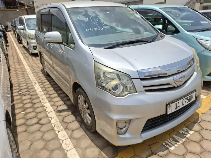 Toyota Noah - 2012
