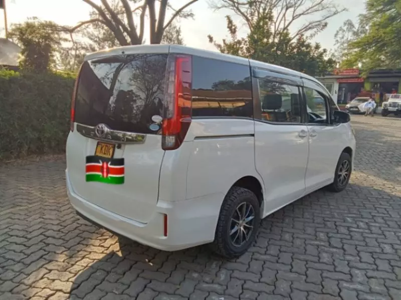 Toyota Noah   - 2015