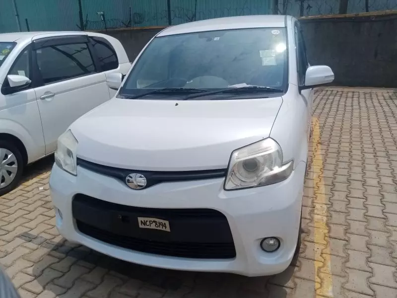 Toyota Sienta   - 2011