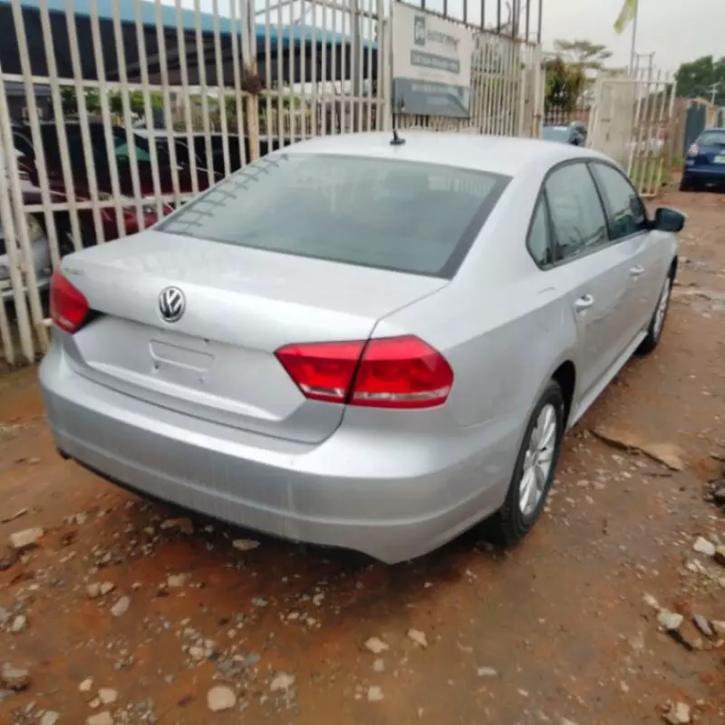 Volkswagen Passat   - 2013