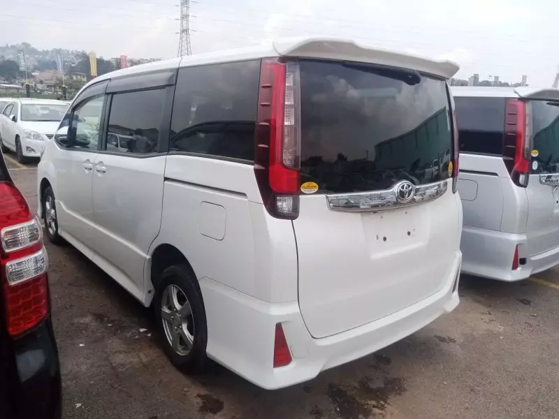 Toyota Noah   - 2015