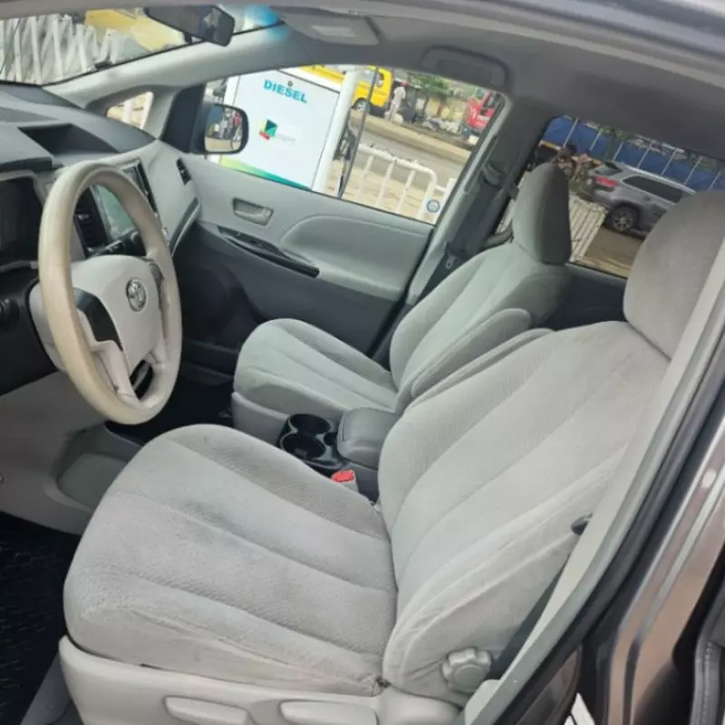 Toyota Sienna   - 2011