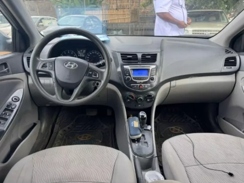 Hyundai Elantra   - 2013