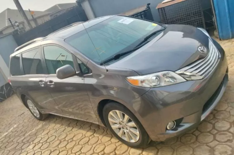 Toyota Sienna   - 2011