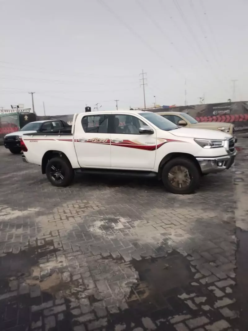 Toyota Hilux   - 2022
