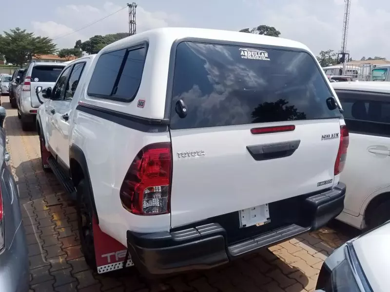 Toyota Hilux   - 2019