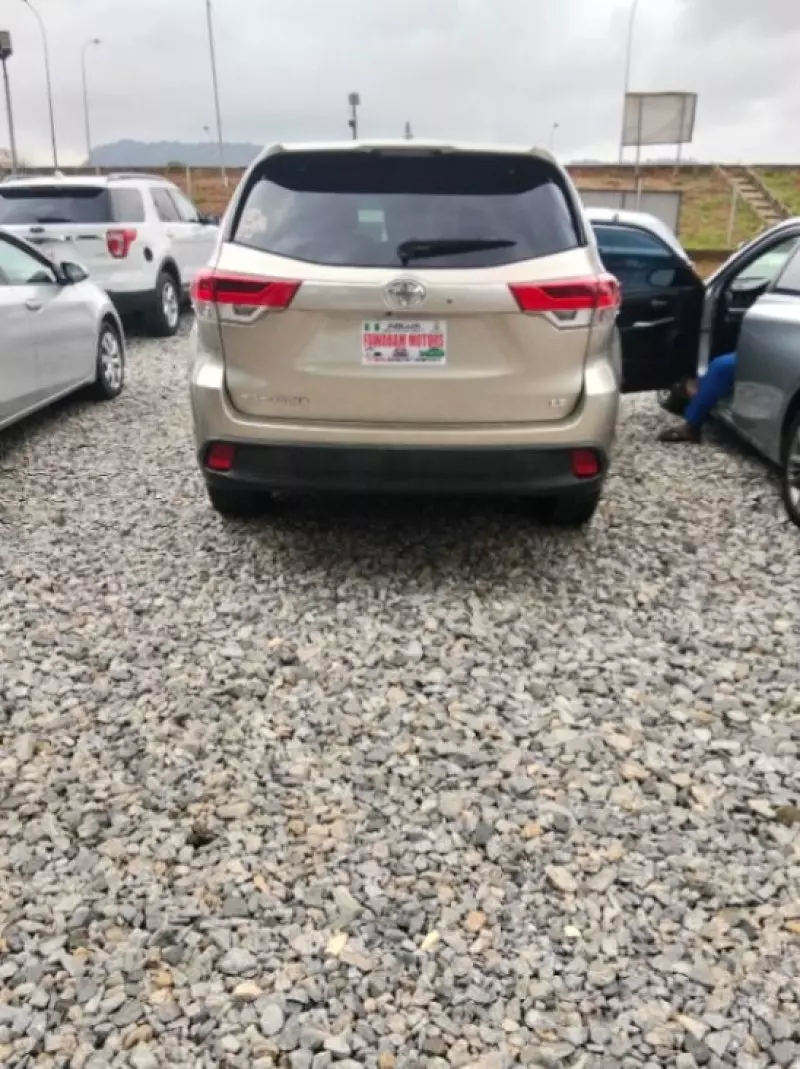 Toyota Highlander   - 2017