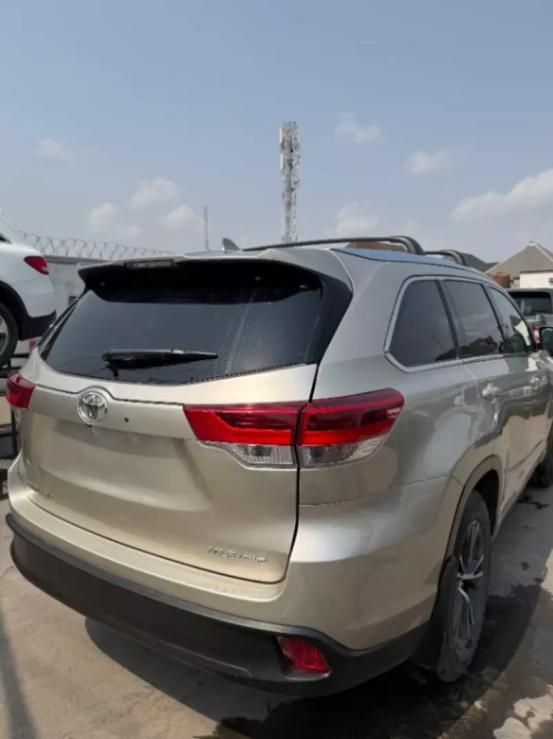 Toyota Highlander   - 2016