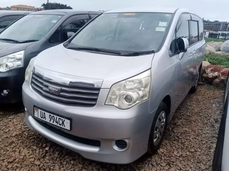 Toyota Noah   - 2010