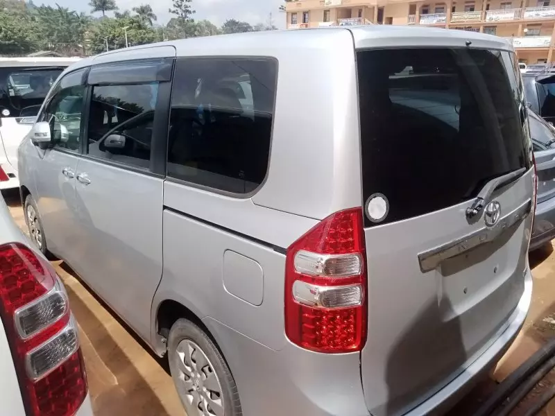 Toyota Noah   - 2012