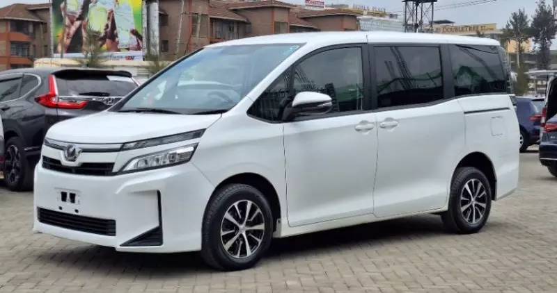 Toyota Voxy    - 2018
