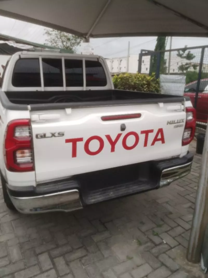 Toyota Hilux   - 2024